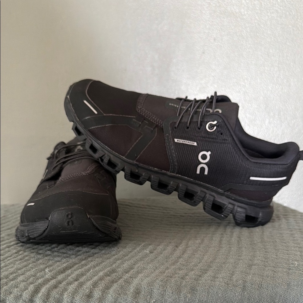 On Running Cloud Waterproof Women’s Running Shoes in Black-Cloud 6